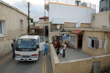 Bellapais  Tuerkische Republik Nordzypern  eine Familie mit ihrem Izuzu Pick-up