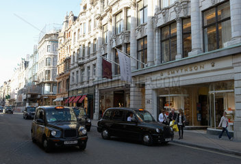 London  Grossbritannien  Taxis und Nobelboutiquen in der New Bond Street