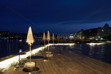 Kopenhagen  Daenemark  die verlassene Terrasse des Koeniglichen Schauspielhauses am Abend