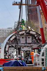 Berlin  Deutschland  Bauarbeiter montieren die Tunnelbohrmaschine fuer den Bau der U-Bahnlinie U5