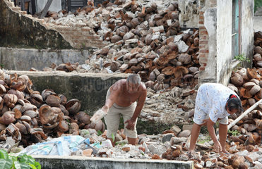Pariaman  Indonesien  ein Mann und seine Frau vor ihrem zerstoerten Haus im Erdbebengebiet