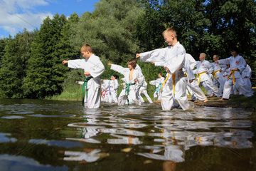 Emstal  Deutschland  Kinder bei einem Taekwondo-Kurs im Wasser