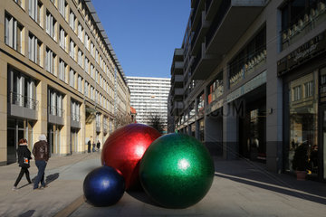 Berlin  Deutschland  drei farbige Kugeln in der St. Wolfgang-Strasse