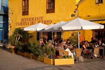 Puerto de Tazacorte  Spanien  das Restaurante Taberna El Puerto in der Abendsonne