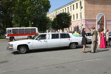 Gomel  Weissrussland  Hochzeitsgaeste mit einer angemieteten Limousine
