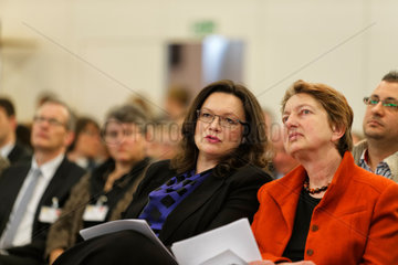 Berlin  Deutschland  Andrea Nahles  SPD  Bundesarbeitsministerin  und Annelie Buntenbach  stellvertretende DGB-Vorsitzende
