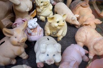 Colmar  Frankreich  Keramiksparschweine in einem Geschaeft