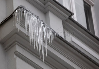 Berlin  Deutschland  Eiszapfen haengen an einer Hausfassade