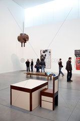 London  Grossbritannien  Touristen besuchen die Dauerausstellung in der Tate Gallery of Modern Art