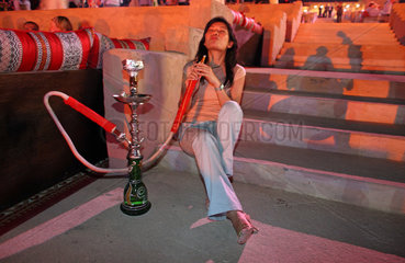 Dubai  Vereinigte Arabische Emirate  Frau raucht eine Wasserpfeife