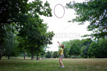 Berlin  Deutschland  eine junge Frau im Park mit einem Hula Hoop Reifen