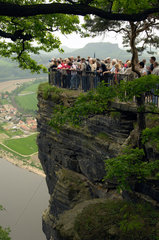 Saechsische Schweiz  Deutschland  Touristen auf der Bastei