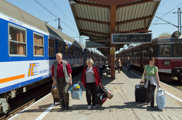 Przemysl  Polen  ankommende Reisende am Hauptbahnhof der PKP