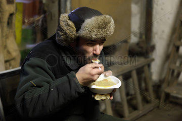 Prangendorf  Deutschland  ein Mann isst Erbsensuppe mit Wuerstchen