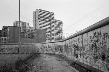 Berlin  Deutschland  mit Graffiti ueberzogene Mauer an der Kommandantenstrasse