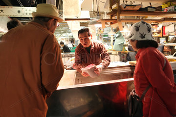 Tokio  Japan  Menschen an einem Fischstand auf dem Tsukiji-Fischmarkt