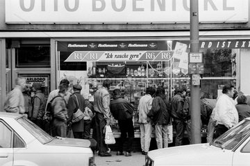 Berlin  Deutschland  DDR-Buerger stehen vor einem Schaufenster im Westen