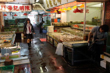 Hongkong  China  ueberdachte Verkaufsstaende und Wasserbecken fuer Fische und Meeresfruechte