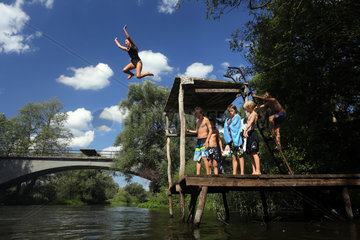Briescht  Deutschland  Maedchen springt von einer Plattform ins Wasser