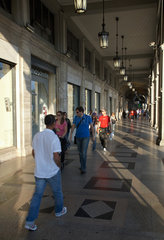 Cagliari  Italien  Menschen in den Arkaden vor dem Kaufhaus La Rinascente an der Via Roma auf Sardinien