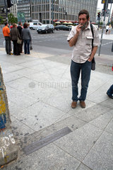 Berlin  Deutschland  Mann betrachtet Gedenktafel Verlauf der Berliner Mauer