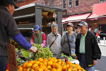New York  USA  Obsthaendler und Kunden in Chinatown