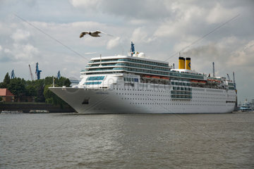 Hamburg  Deutschland  das Kreuzfahrtschiff Costa Romantica im Hamburger Hafen