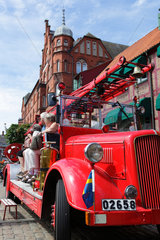 Ystad  Schweden  historisches rotes Feuerwehrauto als Touristenattraktion