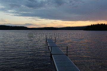 Storsa Lesjoen  Schweden  Badesteg und Sonnenuntergang an einem See