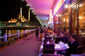 Istanbul  Tuerkei  Restaurant im Untergeschoss der Galatabruecke bei Nacht