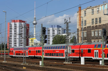 Berlin  Deutschland  Regionalexpress 1 am Ostbahnhof