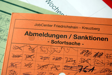 Berlin  Deutschland  eine Akte fuer Abmeldungen und Sanktionen im Jobcenter