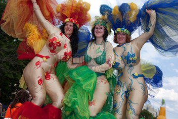 Berlin  Deutschland  kostuemierte Frauen auf dem Karneval der Kulturen