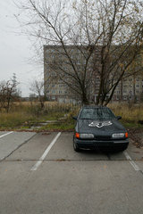 Berlin  Deutschland  illegal agestelltes und abgemeldetes Auto  im Hintergrund ein Plattenbau