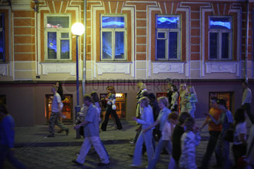 Grodno  Weissrussland  Jugendliche auf dem Heimweg nach einer Veranstaltung