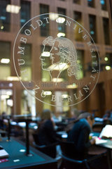 Berlin  Deutschland  Schild der Humboldt-Universitaet zu Berlin an der neuen Universitaetsbibliothek