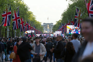 London  Grossbritannien  Menschenmenge auf der Strasse The Mall bei einem Rockkonzert