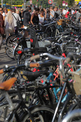 Kopenhagen  Daenemark  geparkte Fahrraeder und Fussgaenger