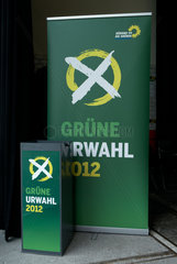 Berlin  Deutschland  Infoplakat und Wahlurne zur Urwahl 2012 von Buendnis 90/Die Gruenen