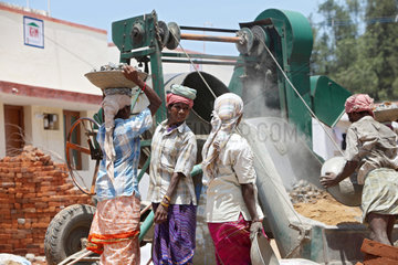 Kokilamedu  Indien  Frauen beim Wiederaufbau des Dorfes