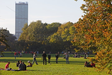 Berlin  Deutschland  Menschen sitzen und spielen auf der Wiese im Treptower Park