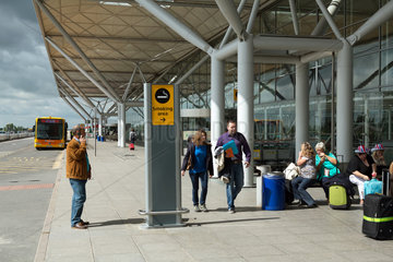 London Stansted  Grossbritannien  London Stansted Airport  Bushaltestelle vor der Haupthalle
