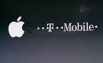 Berlin  Logos von Apple und der T-Mobile