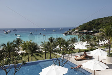 Phuket  Thailand  Poolanlage des Racha Island Resorts