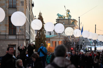 Berlin  Deutschland  Ballons der Lichtgrenze am Brandenburger Tor in Berlin-Mitte