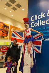 London  Grossbritannien  Werbeaktion bei einem Tesco-Supermarkt