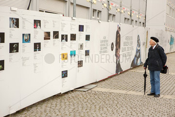 Berlin  Deutschland  ein Mann vor einer Plakatwand am Bebelplatz