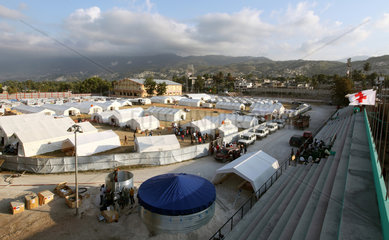 Carrefour  Haiti  Deutsches Rotes Kreuz Field Hospital untergebracht im Stadion von Carrefour