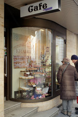 Linz  Oesterreich  Passanten vor dem Schaufenster der Konditorei Cafe Leo Jindrak