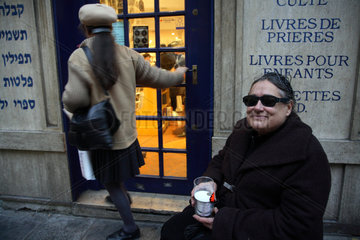 Paris  Frankreich  Frau sammelt zu Hanukkah vor einer juedischen Buchhandlung